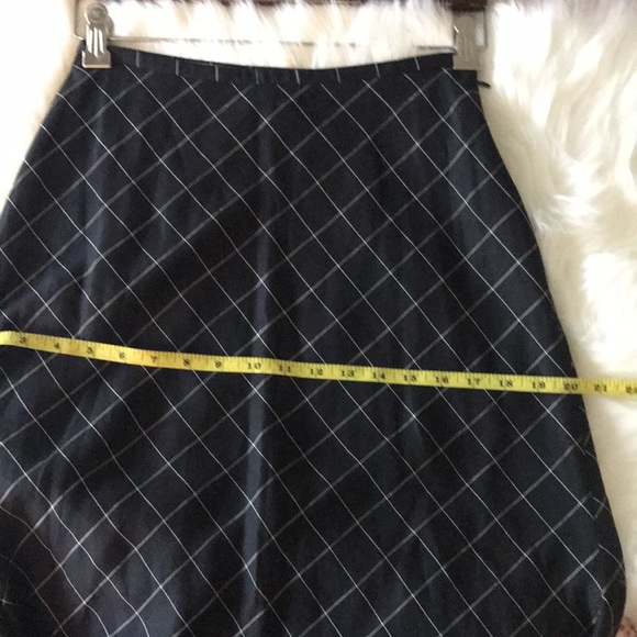 ANN TAYLOR Black and White Pattern Midi Skirt - A Line Silhouette. Size 2 - Picture 4 of 9